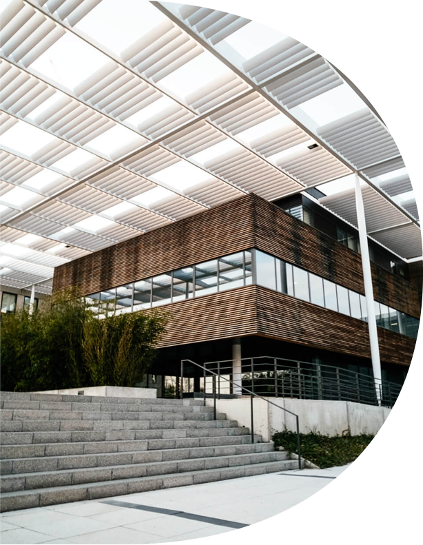 Bâtiment commercial moderne avec structure en béton, parement bois et grandes fenêtres