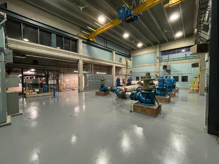 Plancher béton de béton dans usine avec équipements mécaniques