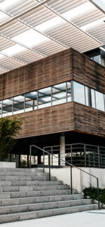 Façade architecturale moderne en bois