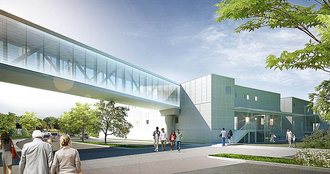 Bâtiment institutionnel en béton avec passerelle vitrée aérienne et esplanade extérieure