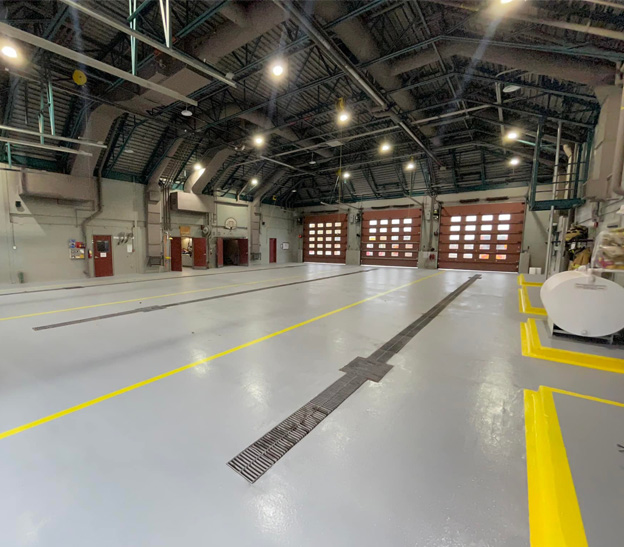 Garage industriel avec plancher en béton recouvert d'un revêtement époxy